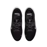 Championes de running Nike Quest 5, color negro con suela blanca y logo lateral en gris. Presentan un diseño de malla transpirable y detalles técnicos en el talón.