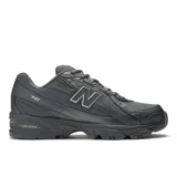 Championes New Balance modelo 740, color gris oscuro, con diseño inspirado en el running de los años 2000. Cuenta con parte superior de malla tejida abierta, superposiciones sintéticas, detalles reflectantes, logotipo "N" de TPU moldeado en los laterales y entresuela ABZORB.