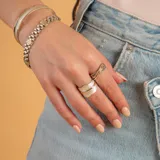 Anillo ancho de plata 925 con detalle de oro satinado en el centro.