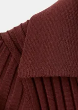 Chaleco de punto fino bordado con diseño entallado, cuello camisero, escote de pico y manga corta, confeccionado en mezcla de poliéster y viscosa.