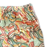 Short de baño Von Braun con estampado colorido de frutas tropicales. Cuenta con cintura elástica con cordón ajustable, dos bolsillos laterales y un bolsillo trasero. Incluye interior de red hipoalergénica.