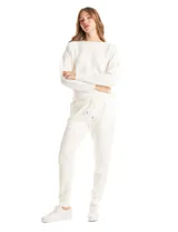 Buzo de punto acanalado horizontal en color beige, con escote a la base y diseño de manga japonesa que brinda una caída fluida y holgada.