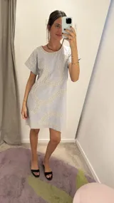 Remerón de lino y algodón color crema con bordado artesanal en hilo amarillo claro, de manga corta y corte recto.