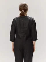 Blusa roja de manga larga con volumen sutil en las mangas y diseño holgado, confeccionada en algodón.