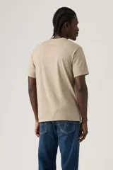 Remera Levi's de manga corta en color kaki, con cuello redondo y pequeño logo rojo bordado en el pecho.