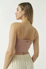 Top de punto color menta con escote en V, tirantes finos y detalle de fruncido central ajustable con cordón. Presenta un diseño corto y entallado.