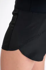 Short negro de tiro medio con corte ligeramente acampanado, confeccionado en tejido técnico de secado rápido con cintura elástica ancha.