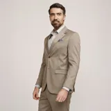 Ambo formal color tostado de corte clásico, compuesto por saco de dos botones con solapas de muesca y bolsillos con solapa, y pantalón recto a juego.