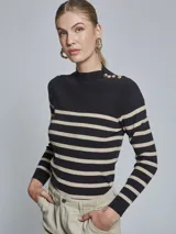 Sweater de punto a rayas horizontales en color negro y beige, con cuello alto y detalle de botones dorados en el hombro izquierdo. De manga larga y ajuste al cuerpo.