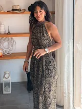 Conjunto de dos piezas color fucsia con estampado oriental en tonos rosa y blanco, compuesto por un top halter con lazo en la cintura y un pantalón palazzo de cintura alta con elástico.