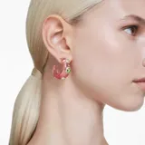 Par de aros tipo argolla de acrílico rosa con cristales verdes y rosados engarzados en monturas doradas.