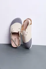 Sandalias Brokers Wear modelo Leblon White, de diseño bicolor en tonos beige y gris con puntera gris, tira ajustable con hebilla metálica y tira trasera.