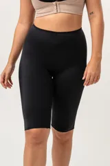 Calza biker modeladora confeccionada en lycra negra.