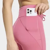 Calzas cortas de running Adidas modelo Run Essentials, de tiro alto en color rosado con cordón ajustable en la cintura y el logo reflectante de la marca en el muslo.