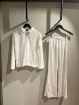 Pantalón blanco de broderie con corte recto y cintura alta.