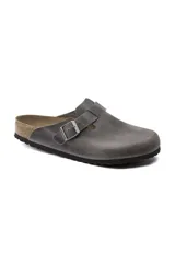 Zueco Birkenstock Boston de cuero nobuck engrasado color gris, con plantilla anatómica de corcho y látex cubierta de ante, y suela de EVA. Ajuste con hebilla metálica. Fabricado en Alemania.