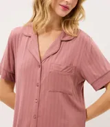 Pijama corto Lov de modal y elastano, color rosado con sutiles rayas verticales y acabado texturizado. Consta de una camisa de manga corta con cuello solapa, botones frontales y un bolsillo en el pecho, acompañada de un short con cintura cómoda.