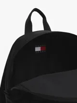 Mochila negra de estilo deportivo con diseño curvo, compartimento principal con cierre y bolsillo exterior con cremallera. Presenta el logo de Tommy Jeans en el bolsillo delantero y correas acolchadas y ajustables.