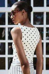 Camiseta blanca ajustada de poliamida con tirantes anchos y escote redondo.