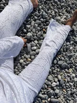 Pantalón blanco de broderie con corte recto y cintura alta.