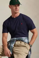 Remera de algodón de corte clásico, color azul marino, con cuello redondo, mangas cortas y el logo bordado en rojo en el pecho.