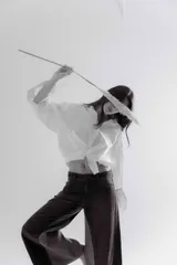 Jean de corte oxford con tiro medio-alto, confeccionado en algodón. Presenta un diseño de paneles con cortes verticales en dos tonos de azul y costuras marcadas en las piernas, ofreciendo una silueta amplia y fluida.