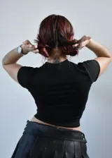 Remera corta negra con cuello redondo y estampado frontal con el texto "Continental Hotel" y un dibujo de una copa de martini.