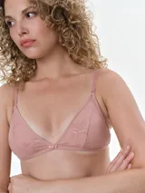 Bralette de encaje color beige con diseño triangular, breteles ajustables y cierre posterior con broche. Cuenta con copas removibles y detalle de pequeño lazo en el centro.