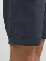Short chino de jean regular fit color azul marino con efecto lavado, de diseño clásico y versátil con botamanga revirada.