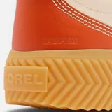 Sneakers de plataforma baja Sorel Ona Ave Low, color blanco con detalles en naranja en el talón, suela de goma marrón texturizada y detalles en celeste en la lengüeta.