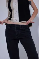 Pantalón de jean con efecto lavado ácido en tono marrón oscuro, de corte recto y tiro medio.