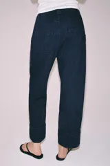 Pantalón worker de tiro medio de Zara Woman Collection, confeccionado en denim azul oscuro con detalles de combinación de tejidos a tono. Presenta cintura con trabillas, bolsillos laterales de plastrón, bajo acabado en vuelta y cierre frontal con cremallera y botón.