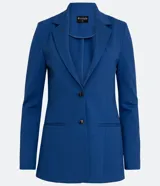 Blazer alargado color azul, con cuello solapa, cierre frontal de dos botones y bolsillos incorporados.