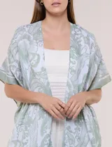 Kimono de gasa ligera con estampado floral en tonos de azul y blanco, silueta amplia, mangas cortas y detalle de borlas en el ruedo asimétrico.