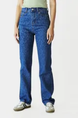 Pantalón de jean azul con estampado animal print, tiro alto y corte ancho. Confeccionado en algodón.