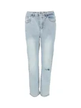 Pantalón de jean celeste claro con cierre de cremallera y botón metálico. Diseño de cinco bolsillos, corte recto y largo hasta el tobillo.