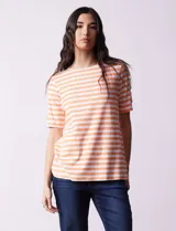 Remera de algodón a rayas horizontales color naranja y blanco, de manga corta y cuello redondo.
