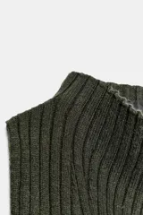 Top de punto acanalado color verde militar, con cuello alto y sin mangas.