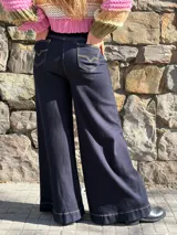 Jean azul oscuro de corte wide leg, tiro alto y diseño holgado, con costuras pespuntadas en hilo contrastante.