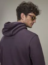 Buzo tipo hoodie de color celeste, confeccionado en tejido fleece, con capucha ajustable mediante cordones y bolsillo frontal tipo canguro.