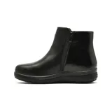 Bota casual de caña corta, confeccionada en una combinación de cuero liso y cuero texturizado brillante en el talón. Cuenta con cierre lateral funcional y suela de goma plana con relieve antideslizante.