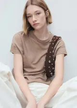 Camiseta de lino de manga corta, cuello redondo y diseño recto de corte estándar.