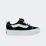Championes Vans modelo Knu Stack, con diseño de plataforma sobredimensionada, capellada de gamuza negra con la icónica banda lateral blanca acolchada y cordones blancos.