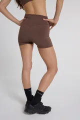 Short deportivo marrón de tiro alto, confeccionado en tejido de poliéster y elastano.