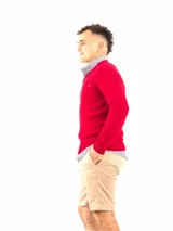 Sweater rojo de hilo de algodón con escote en V y manga larga.