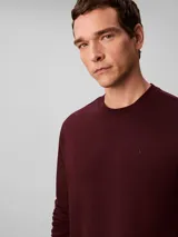 Remera de manga larga Calvin Klein, confeccionada en algodón con tejido interlock. Presenta cuello redondo, corte regular y un pequeño logo de la marca bordado en el pecho.