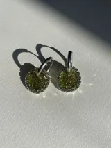 Par de aros de resina azul con borde de strass y arito de acero quirúrgico.