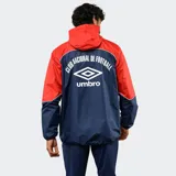 Campera de lluvia Umbro del Club Nacional de Football, con diseño de bloques de color blanco y azul marino. Presenta capucha, cierre frontal completo, puños elásticos y detalles de piping en color rojo. Incluye logo de la marca y escudo del club en el pecho.