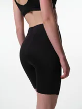 Short modelante de tiro alto confeccionado en microfibra, diseñado para brindar contención y compresión en la zona abdominal. Presenta cierre frontal con ganchos y silicona antideslizante en el borde interno para un ajuste seguro.