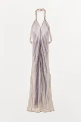 Vestido largo de viscosa con estampado de rayas diagonales florales, cuello halter ajustable con botones y escote en V. Cuenta con tirantes dobles, forro interior y cierre trasero con cremallera oculta.